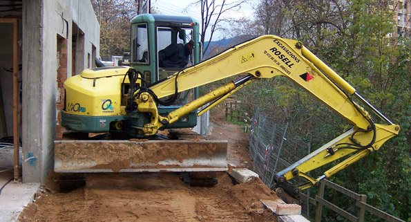 Excavadora realizando excavación con maquinaria en Girona